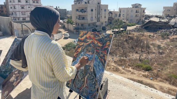 جنى ترسم لوحات الصمود والأمل على سطح منزلها المدمر في غزة