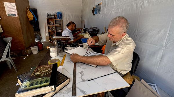 فلسطيني يرمم نسخ القرآن التي تضررت خلال الحرب على غزة