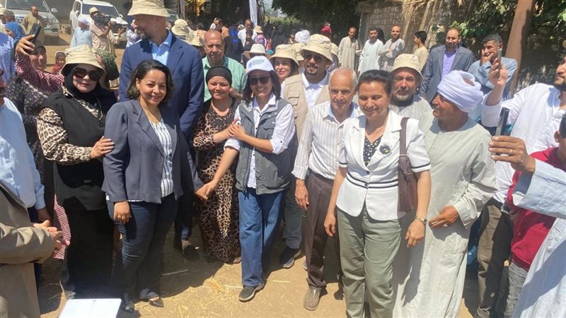 بالطبل والمزمار، أهالي شارونة بالمنيا يستقبلون سفير النرويج لافتتاح مشروعات تنموية (فيديو)