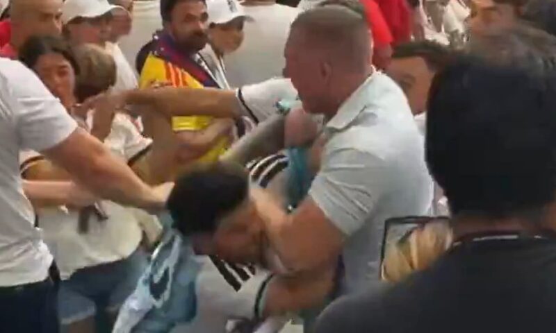 فيديو.. اشتباكات عنيفة بين جماهير الأرجنتين وإنجلترا في المدرجات
