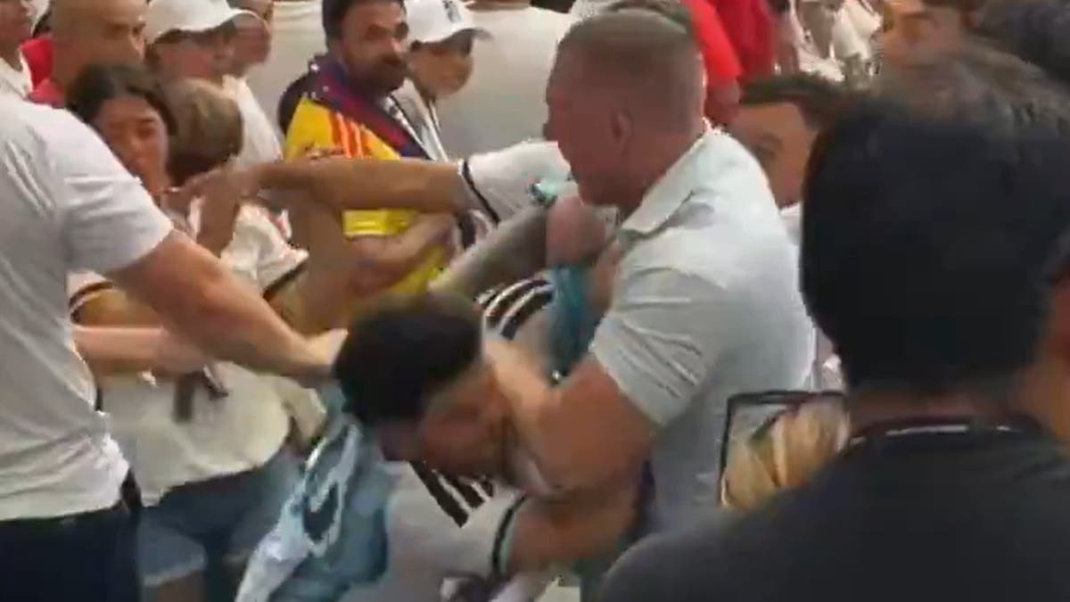 فيديو.. اشتباكات عنيفة بين جماهير الأرجنتين وإنجلترا في المدرجات