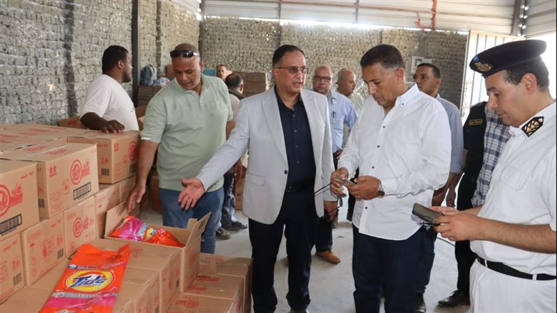 محافظ القليوبية يضبط مخزنًا لإعادة تعبئة منظفات مجهولة المصدر ويوجه باتخاذ الإجراءات القانونية