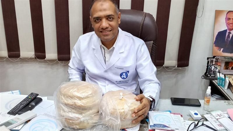 تعبيرًا عن فرحتها بعد نجاح عملية ابنها، سيدة بقنا تهدي الطبيب “عيش شمسي”