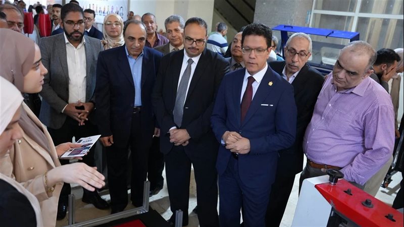 رئيس جامعة بنها ونقيب مهندسي مصر يكرمان الفائزين بمشروعات التخرج بكلية الهندسة بشبرا