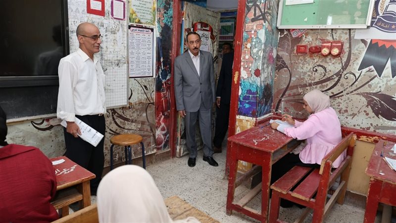 محافظ سوهاج يتفقد لجان امتحانات الثانوية العامة بدار السلام