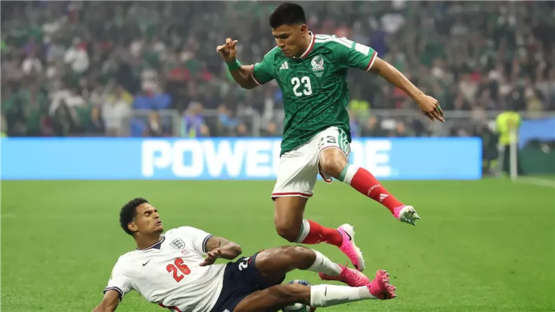 فيفا يقرر إيقاف لاعب منتخب إنجلترا مباراتين بعد طرده أمام المكسيك بالمونديال