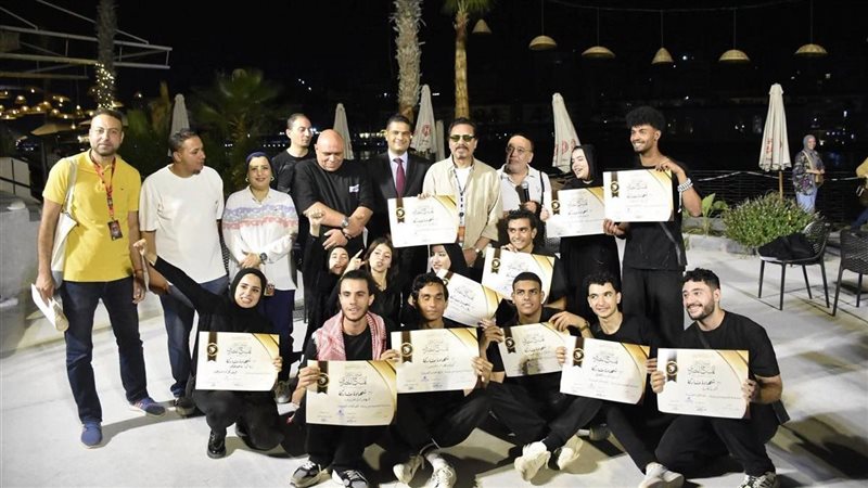 بحضور محمد رياض، تكريم المشاركين في عرض “المحلج” ضمن فعاليات المهرجان القومي للمسرح (صور)
