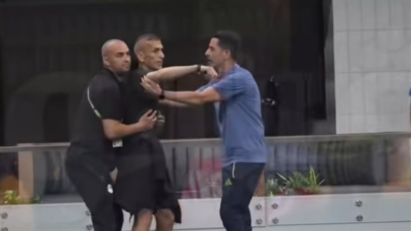 سعفان الصغير يشتبك مع الحكم بعد هدف الأرجنتين القاتل أمام منتخب مصر (فيديو)