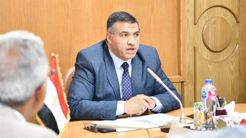 لتطوير الحرف التراثية والنباتات الطبية، محافظ قنا يترأس اجتماعا لبحث آليات التنمية المستدامة