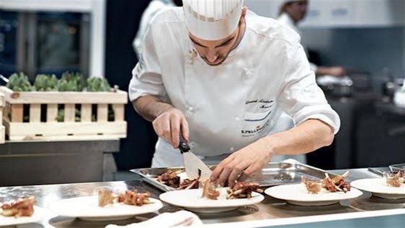 تفسير رؤية الطباخ في المنام وعلاقتها بالراحة والاستقرار
