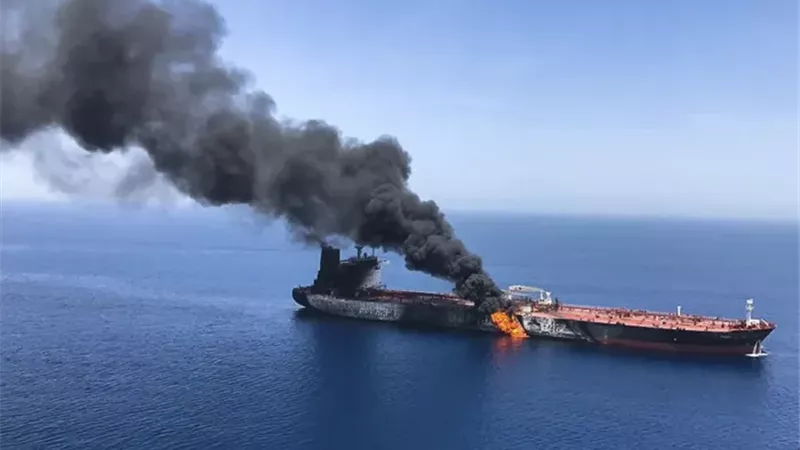 الهيئة البحرية البريطانية: إصابة ناقلة نفط بمقذوف في مضيق هرمز
