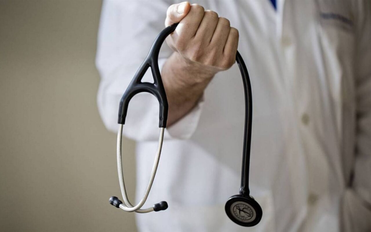 طلب إحاطة يكشف رقما صادما: المستشفيات شغالة بـ120 ألف طبيب و110 آلاف هاجروا للخارج