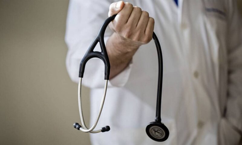 طلب إحاطة يكشف رقما صادما: المستشفيات شغالة بـ120 ألف طبيب و110 آلاف هاجروا للخارج