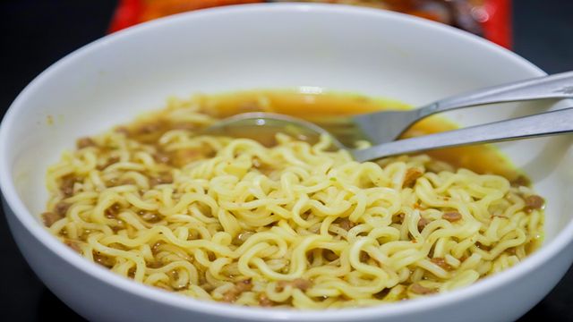 بعد إصابة أولادها.. طبيبة تحذر من تناول هذه الوجبة