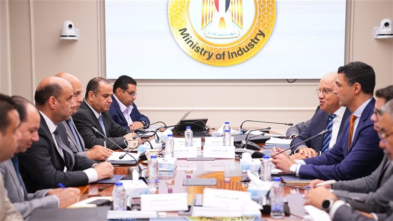وزيرا الصناعة والعمل يبحثان زيادة الإنتاج وتوفير فرص عمل جديدة