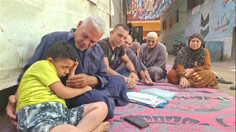 نفسي أمشي تاني، صرخة طفل مصاب بضمور العضلات في القليوبية تبكي الحجر (فيديو)
