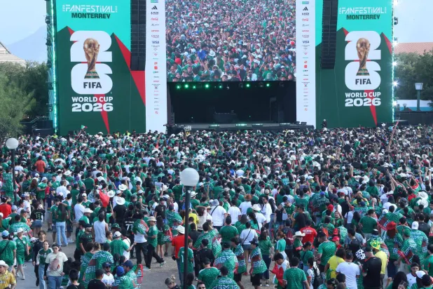 مشجعون يقتحمون مهرجاناً لكأس العالم بالمكسيك… والشرطة تستخدم «رذاذ الفلفل»