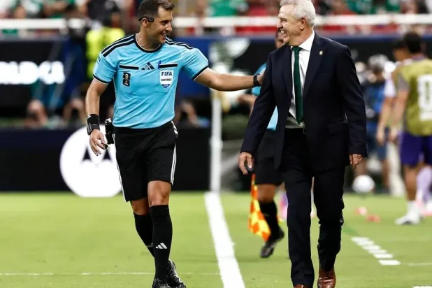 الأوروغوياني تيخيرا حكماً لمباراة مصر وأستراليا