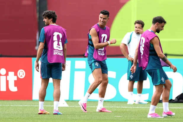 مدرب البرتغال مدافعاً عن رونالدو: إنه أيقونة… العمر مجرد رقم