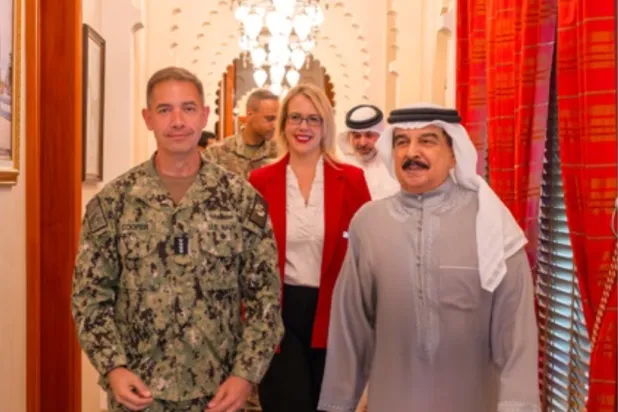 ملك البحرين يبحث التطورات الإقليمية والأمنية مع قائد «سنتكوم»