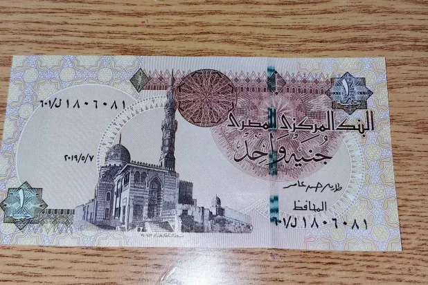 التضخم يُحيل عملات ورقية مصرية إلى «خزائن الذكريات»