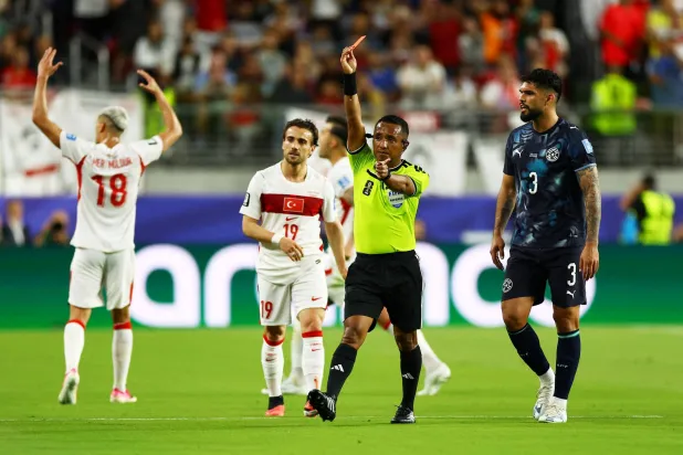 يويفا: حكامنا لن يطردوا اللاعبين بسبب تغطية الفم في بطولات الاتحاد الأوروبي