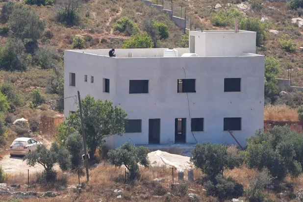 مستوطنون إسرائيليون يستولون على منزل فلسطيني بالضفة الغربية