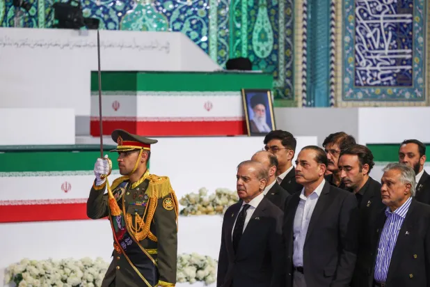 التلفزيون الإيراني: رئيس وزراء باكستان يلقي التحية على نعش خامنئي