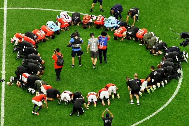 الرئيس السيسي يهنئ منتخب مصر بالتأهل لدور الــ 16 في كأس العالم