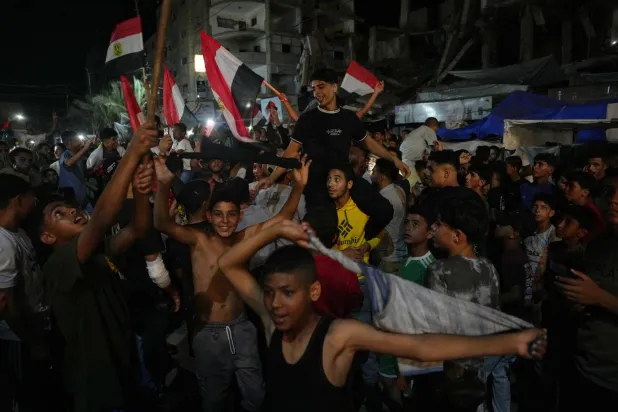 تأهل المنتخب المصري يمنح أهل غزة لحظة فرح وسط الحرب (صور)