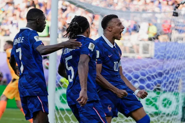 فرنسا تعبر باراغواي… وتضرب موعداً نارياً مع المغرب