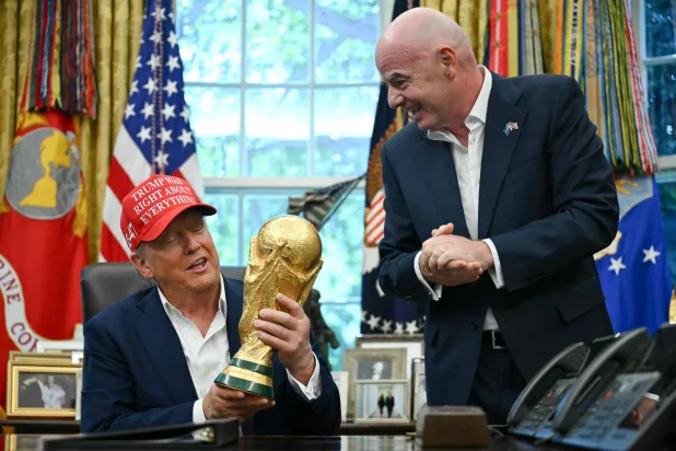 بمكالمة هاتفية لإنفانتينو… كيف أشعل ترمب «أزمة المونديال» وألغى إيقاف بالوغون؟