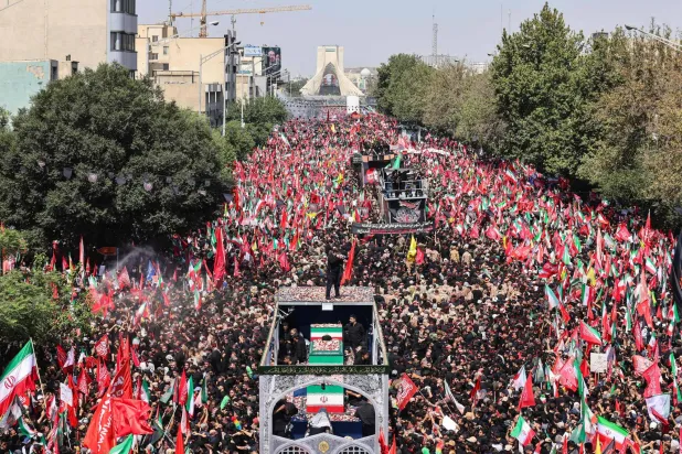 موكب تشييع خامنئي يجوب طهران وسط دعوات للثأر من ترمب
