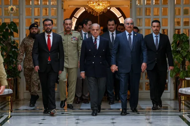 وساطة باكستانية بين شرق ليبيا وغربها بـ«عِلم أميركي»