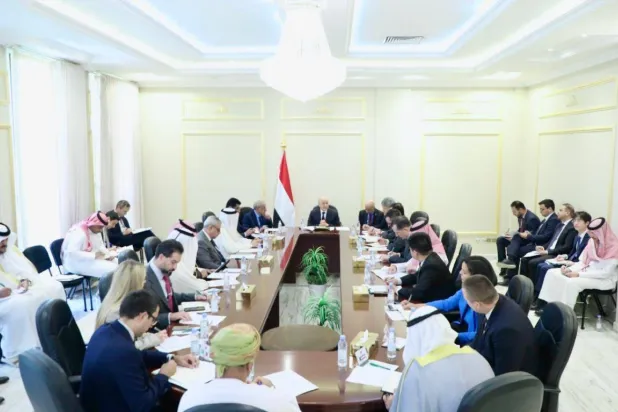 العليمي: تسيير رحلة لـ«الحرس الثوري» إلى صنعاء خرق لسيادتنا