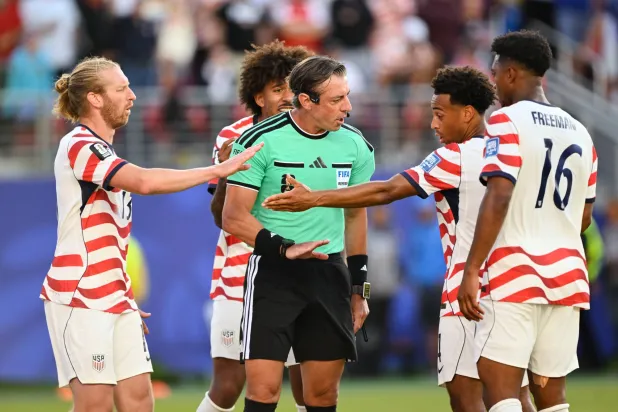 الاتحاد البرازيلي يدافع عن «نزاهة» حكمه رافايل كلوس