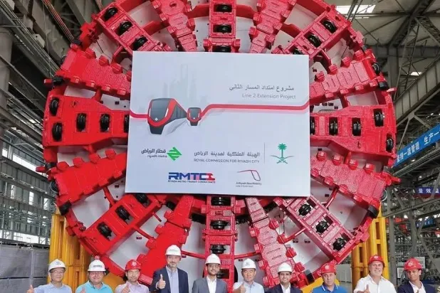 جاهزية آلة حفر الأنفاق العملاقة لمشروع امتداد «قطار الرياض»
