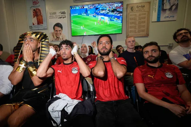 المصريون فخورون رغم الخروج لأن «التاريخ قد كُتب بالفعل»