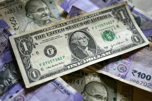 الدولار يسجل أعلى مستوى في أسبوع مع تجدد الضربات الأميركية على إيران