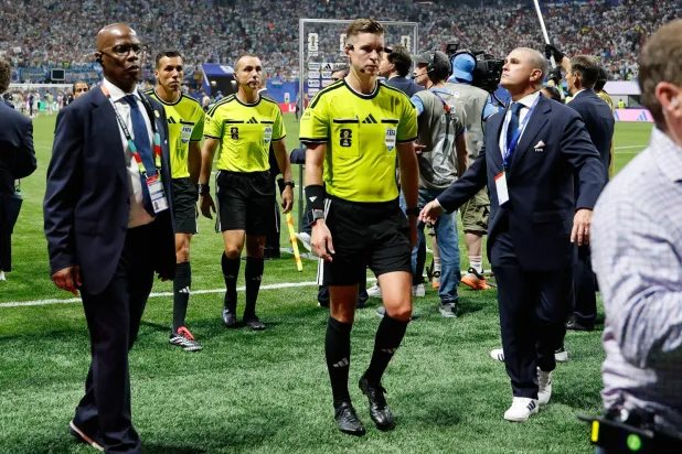 عدّاؤو كأس العالم الخفيون… الحكام يواكبون سرعة اللاعبين ويتحملون الضغط