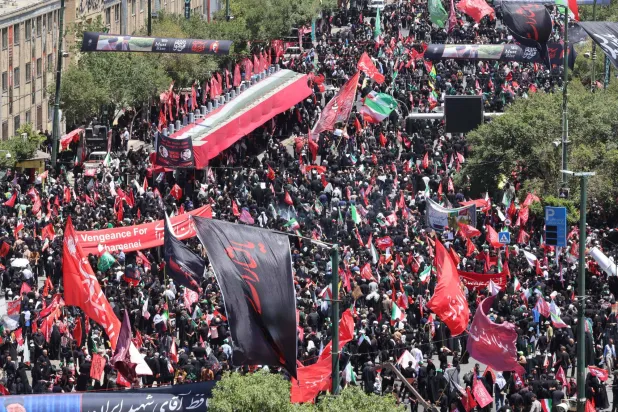 حيث سيوارى الثرى… وصول طائرة نعش خامنئي إلى مشهد