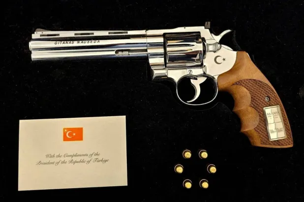 إردوغان يهدي قادة «الناتو» مسدسات وذخيرة خلال قمة أنقرة