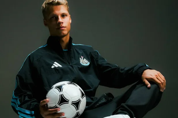 نيوكاسل يتعاقد مع الهولندي ستير لاعب وسط أياكس