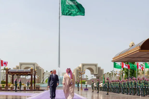 ولي العهد السعودي يستقبل رئيس وزراء كندا ويقيم له مراسم استقبال رسمية