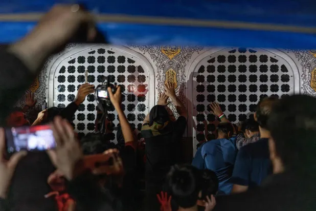 جثمان خامنئي يوارى الثرى… وخليفته يغيب عن مراسم الدفن