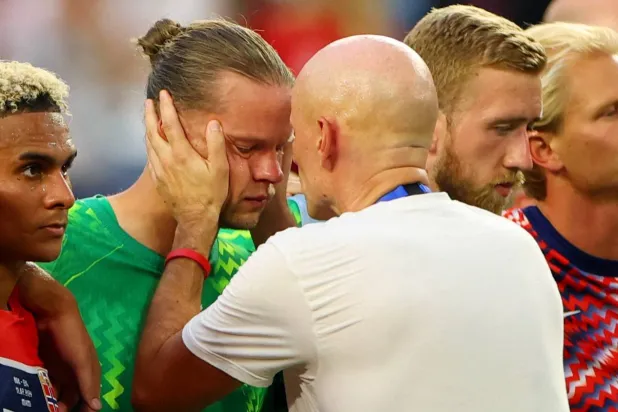 سولباكن يغالب دموعه… فخور بلاعبي النرويج
