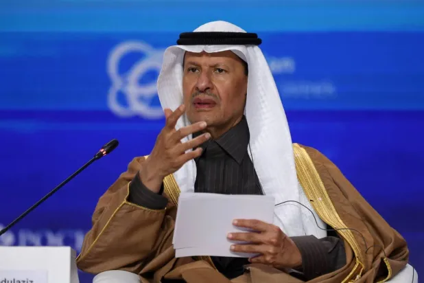 عبد العزيز بن سلمان… رابع وزير يتولّى حقيبتين وزاريّتين «بالأصالة» في السعودية