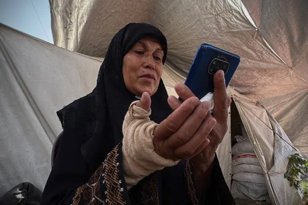 «هذا ابني»… 3 عائلات تتنازع الأمل في صورة أسير غزاوي