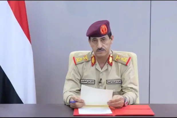 اليمن يتوعد بالرد على أي انتهاك لأجوائه ويحمِّل إيران مسؤولية التصعيد