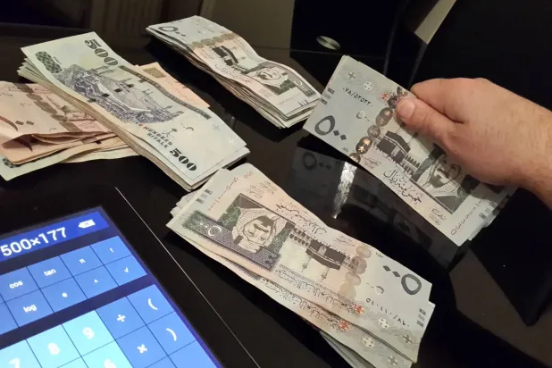 السعودية تعيد تنظيم خدمات الاستقطاع والتمويل عبر «اعتماد»
